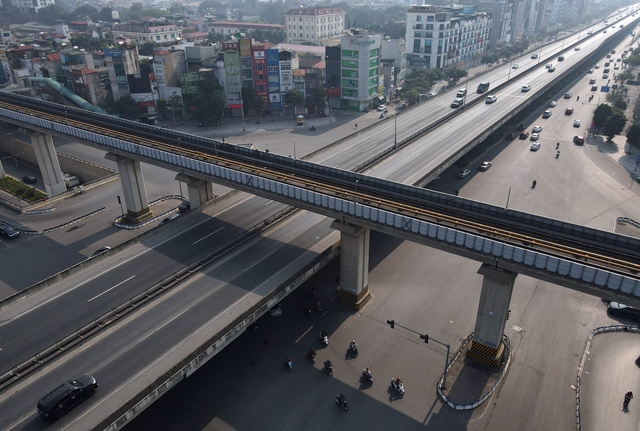 Những tuyến phố Hà Nội hằng ngày đông đúc bỗng yên bình trong ngày 30 Tết - Ảnh 3.