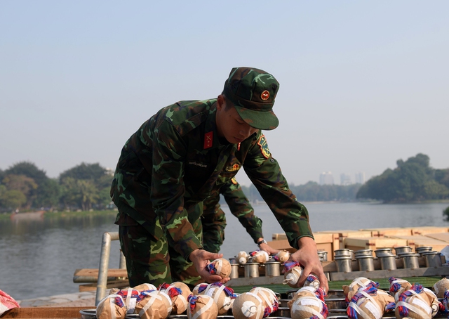 Cận cảnh điểm bắn pháo hoa tầm cao kết hợp tầm thấp tại công viên Thống Nhất - Ảnh 11.