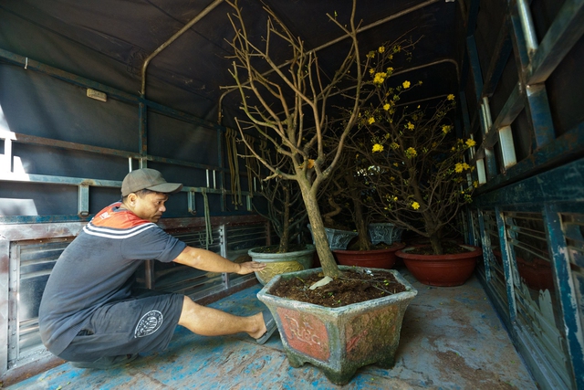 Chiều 30 Tết, hạ giá rẻ bèo vẫn không có người mua, tiểu thương bỏ thêm tiền chở hoa về - Ảnh 8.