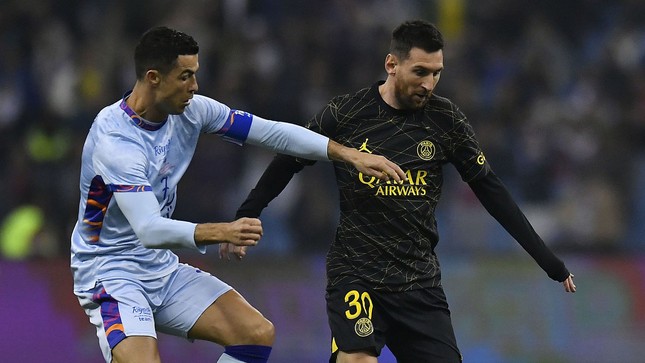 Chiếc &aacute;o Messi mặc h&ocirc;m gặp Ronaldo được săn đ&oacute;n gắt gao - Ảnh 1.