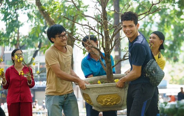 Chiều 30 Tết, hạ giá rẻ bèo vẫn không có người mua, tiểu thương bỏ thêm tiền chở hoa về - Ảnh 7.