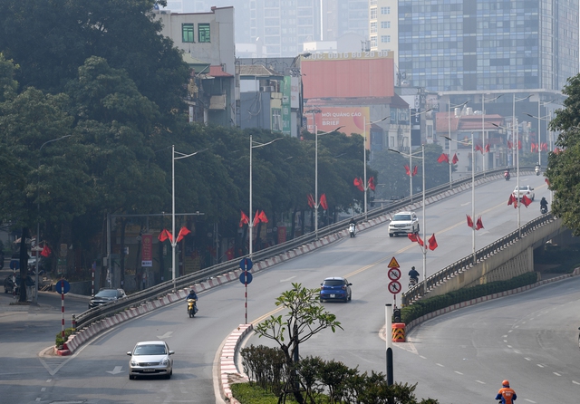 Những tuyến phố Hà Nội hằng ngày đông đúc bỗng yên bình trong ngày 30 Tết - Ảnh 8.