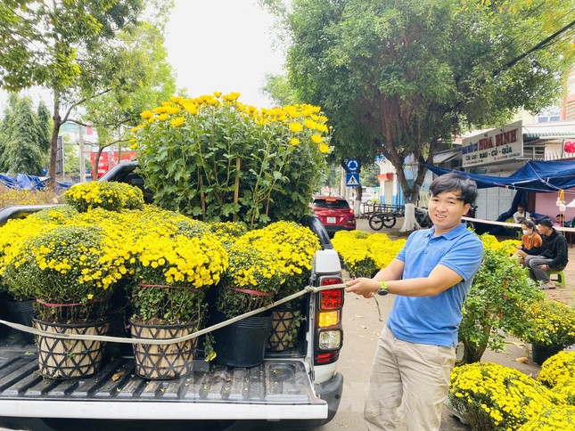Người dân Đắk Lắk đổ xô mua hoa hạ giá chiều 30 Tết - Ảnh 2.