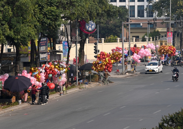 Những tuyến phố Hà Nội hằng ngày đông đúc bỗng yên bình trong ngày 30 Tết - Ảnh 7.