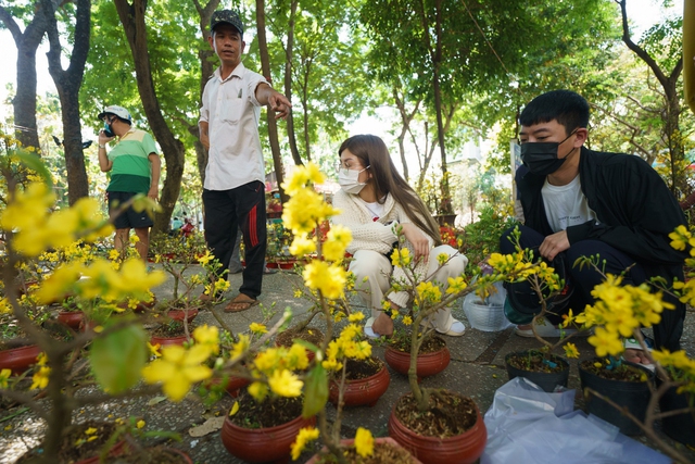 Chiều 30 Tết, hạ giá rẻ bèo vẫn không có người mua, tiểu thương bỏ thêm tiền chở hoa về - Ảnh 3.