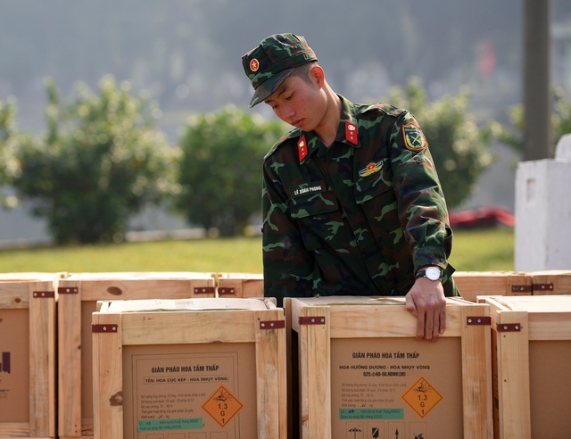 Cận cảnh điểm bắn pháo hoa tầm cao kết hợp tầm thấp tại công viên Thống Nhất - Ảnh 5.