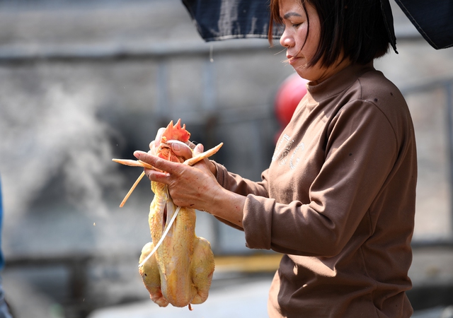 Dịch vụ vặt lông gà đông đúc ngày cuối cùng của năm 2022 - Ảnh 6.