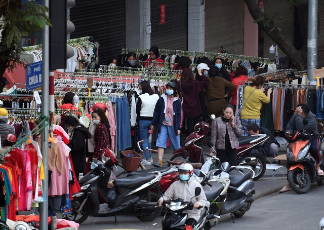 Phố thời trang Chùa Bộc vẫn đông khách vào chiều cuối cùng của năm - Ảnh 7.