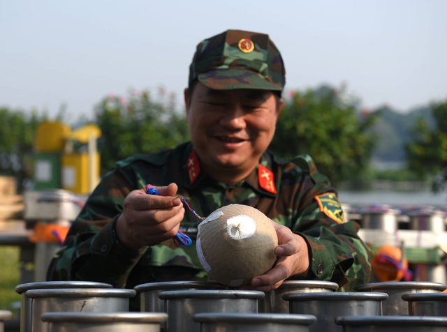 Cận cảnh điểm bắn pháo hoa tầm cao kết hợp tầm thấp tại công viên Thống Nhất - Ảnh 4.