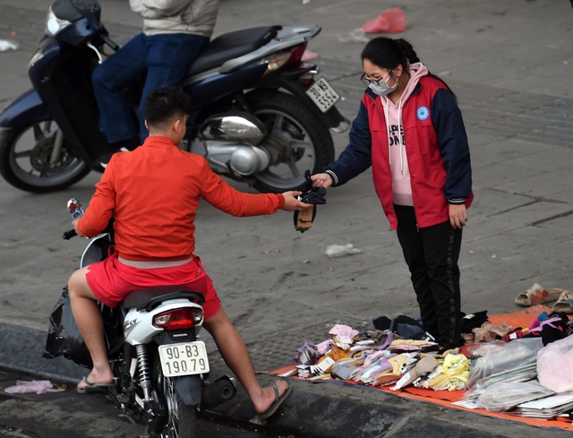 Phố thời trang Chùa Bộc vẫn đông khách vào chiều cuối cùng của năm - Ảnh 6.