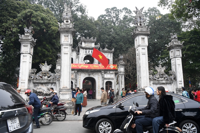 Người dân đổ ra đường du xuân trong ngày đầu tiên của năm Quý Mão - Ảnh 15.