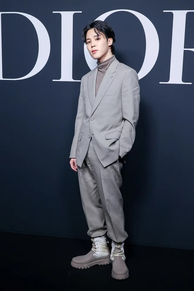 Còn ai chê visual Jimin (BTS) nữa: Đọ sắc cực gắt với bố con Beckham, chẳng kém cạnh Robert Pattinson ở Fashion Week - Ảnh 6.