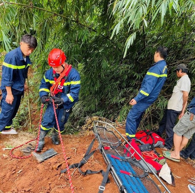 Cứu cụ bà ở Đắk Lắk bị rơi xuống vực sâu 15m - Ảnh 3.