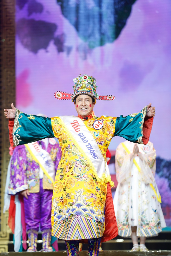 Táo Quân 2023 phê phán các cuộc thi Hoa hậu, gợi nhắc màn hô tên của Miss Grand, Tự Long hát múa chiếm hết spotlight - Ảnh 5.