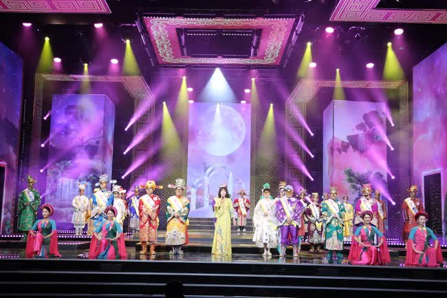 Táo Quân 2023 phê phán các cuộc thi Hoa hậu, gợi nhắc màn hô tên của Miss Grand, Tự Long hát múa chiếm hết spotlight - Ảnh 2.