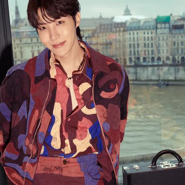 Thánh front row J-Hope: Liên tục dự show tại Paris Fashion Week 2023, phải chăng sắp nhận hợp đồng Đại sứ? - Ảnh 2.