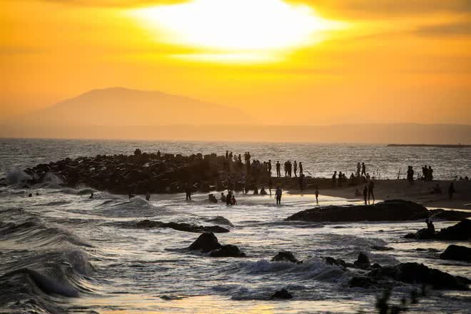 Bãi biển Phan Thiết đông đúc du khách vào mùng 2 Tết Quý Mão - Ảnh 10.