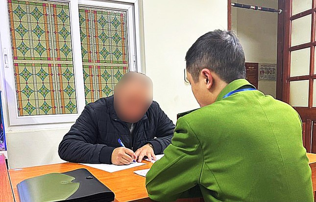 Xử phạt người đàn ông dựng bãi trông xe trái phép ở khu vực hồ Hoàn Kiếm - Ảnh 1. Xử phạt người đàn ông dựng bãi trông xe trái phép ở khu vực hồ Hoàn Kiếm - Ảnh 1.