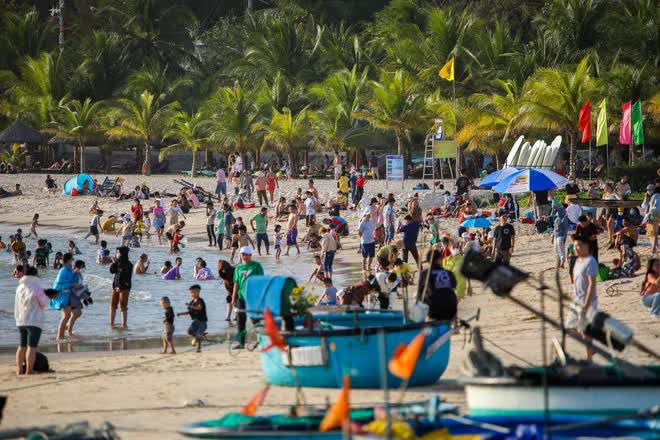 Bãi biển Phan Thiết đông đúc du khách vào mùng 2 Tết Quý Mão - Ảnh 1.