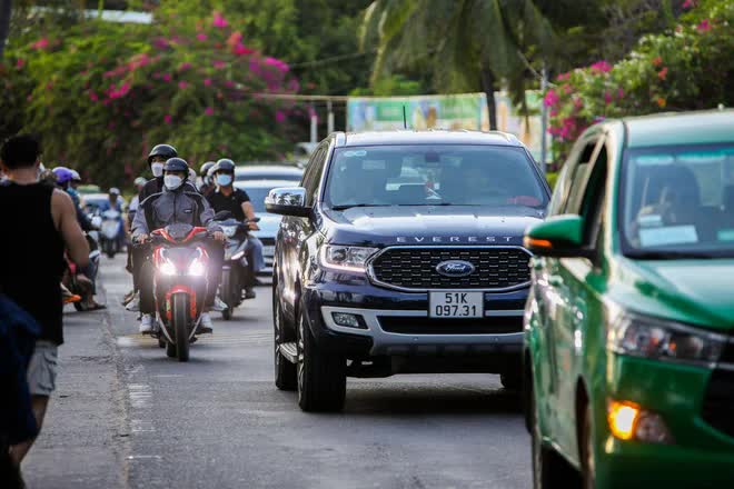 Bãi biển Phan Thiết đông đúc du khách vào mùng 2 Tết Quý Mão - Ảnh 9.