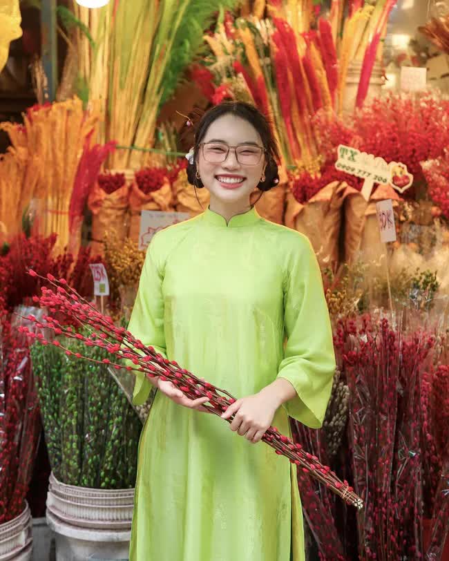 Soi áo dài mùng 2 Tết của mỹ nhân Việt: nhiều nàng chọn thiết kế của local brand quen mặt, giá cả đi đôi với chất lượng - Ảnh 10.