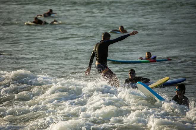 Bãi biển Phan Thiết đông đúc du khách vào mùng 2 Tết Quý Mão - Ảnh 7.