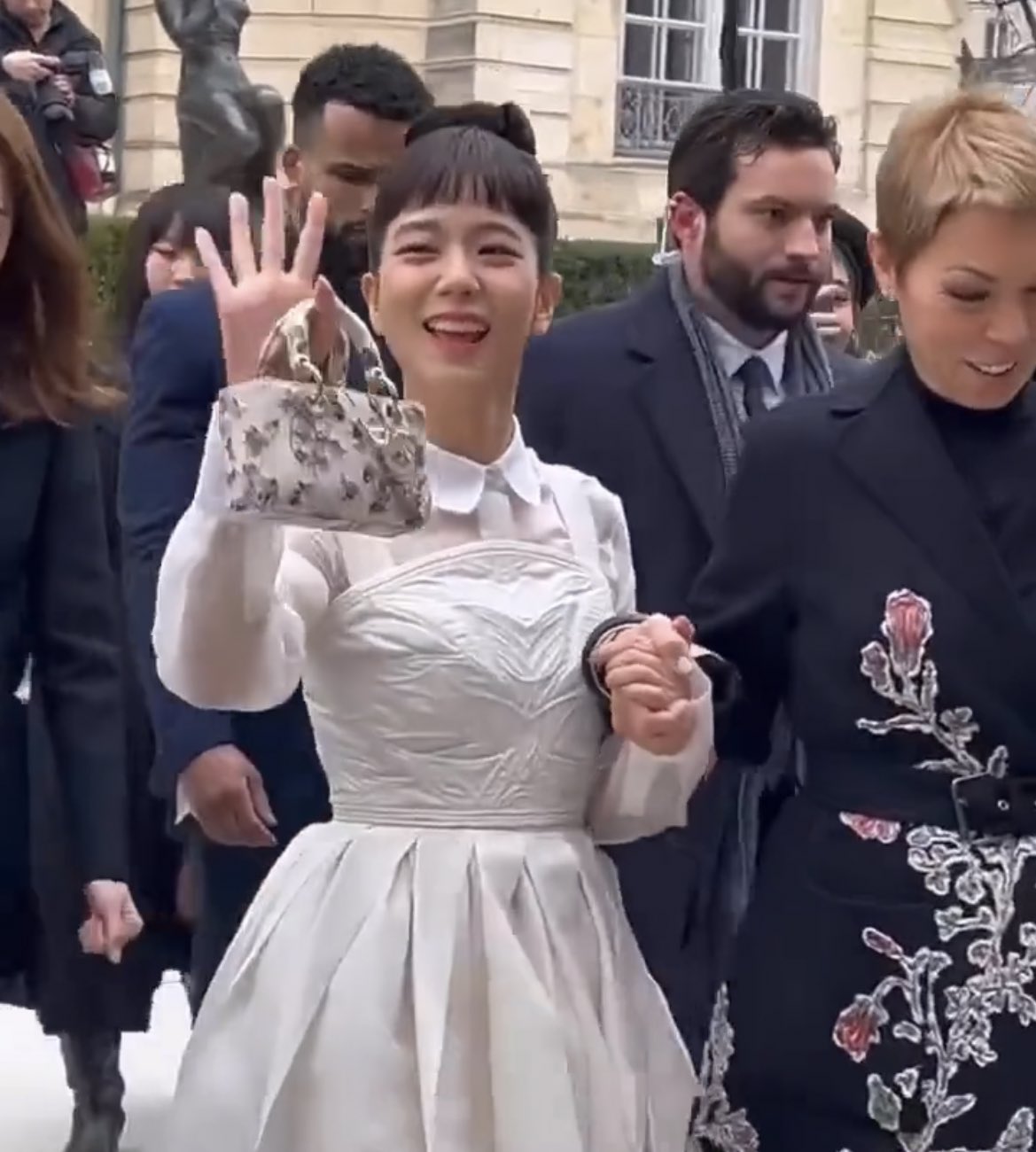 Bóc nhan sắc Jisoo ở Fashion Week: Ảnh chính thức đẹp tựa nữ thần, qua camera thường lại bị tóc mới dìm không thương tiếc - Ảnh 3. Bóc nhan sắc Jisoo ở Fashion Week: Ảnh chính thức đẹp tựa nữ thần, qua camera thường lại bị tóc mới dìm không thương tiếc - Ảnh 3.