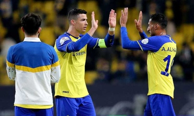 HLV Al Nassr &aacute;m chỉ Ronaldo khiến c&aacute;c đồng đội đ&aacute;nh mất m&igrave;nh - Ảnh 2.