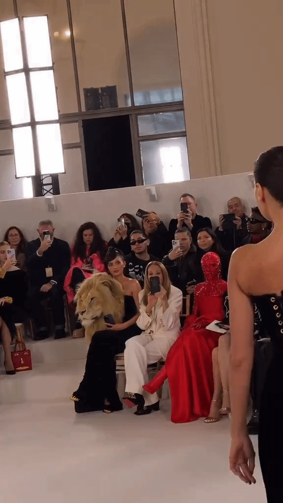 Show diễn gây tranh cãi nhất Tuần lễ thời trang Paris: Các thiết kế gắn đầu động vật hoang dã, Kylie Jenner hứng gạch vì mặc chiếc váy này - Ảnh 4.