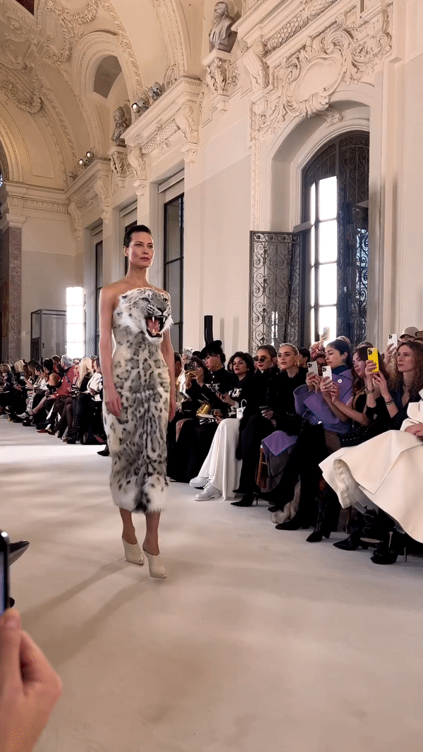 Show diễn gây tranh cãi nhất Tuần lễ thời trang Paris: Các thiết kế gắn đầu động vật hoang dã, Kylie Jenner hứng gạch vì mặc chiếc váy này - Ảnh 3.