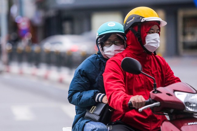 Miền Bắc r&eacute;t kh&ocirc;, miền Trung mưa lớn - Ảnh 1.