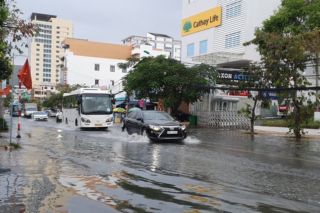 Bất thường đường phố TP. Cần Thơ ngập sâu trong nước dịp Tết Nguyên đán - Ảnh 5.