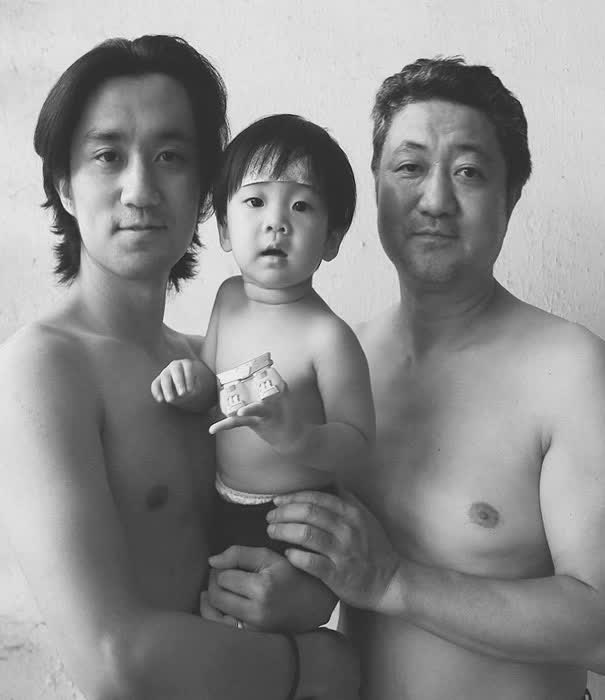 Chụp đúng một dáng cùng con trai trong 28 năm, người cha lưu giữ sự lớn lên của con bằng bộ ảnh cảm động - Ảnh 30.