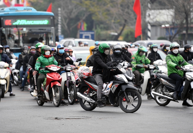 Người dân ùn ùn đổ về Thủ đô, cửa ngõ phía nam thành phố ùn tắc nhiều điểm - Ảnh 16.