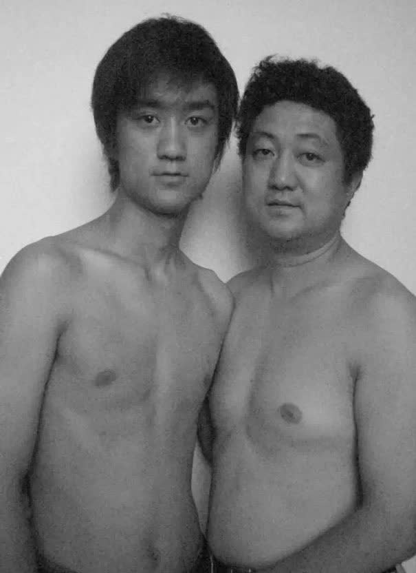 Chụp đúng một dáng cùng con trai trong 28 năm, người cha lưu giữ sự lớn lên của con bằng bộ ảnh cảm động - Ảnh 21.
