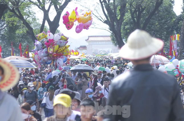 Vạn người nô nức về bảo tàng Quang Trung, xếp hàng uống nước giếng cổ nhà Tây Sơn - Ảnh 3.