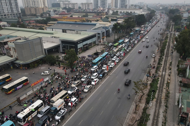 Người dân ùn ùn đổ về Thủ đô, cửa ngõ phía nam thành phố ùn tắc nhiều điểm - Ảnh 5.