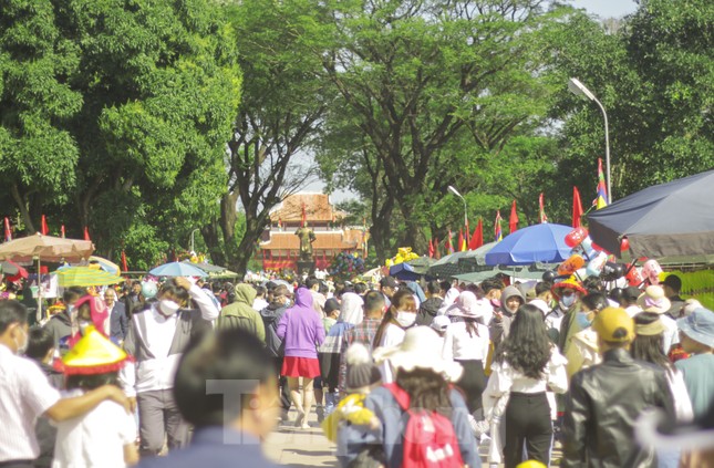 Vạn người nô nức về bảo tàng Quang Trung, xếp hàng uống nước giếng cổ nhà Tây Sơn - Ảnh 1.