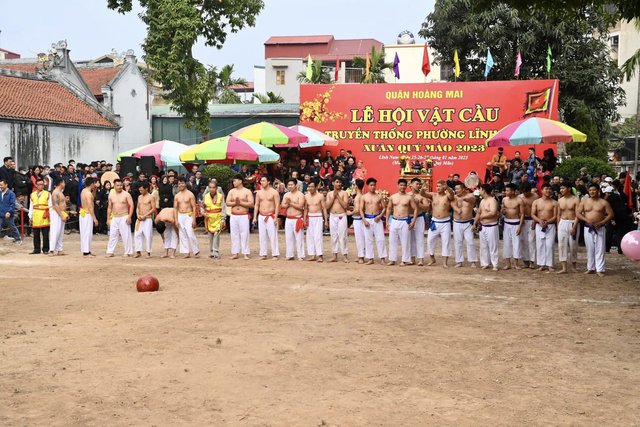 Trai làng Thuý Lĩnh, Hà Nội so tài đọ sức trong lễ hội vật cầu đầu năm - Ảnh 4.