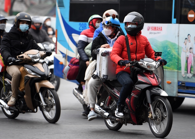 Người dân ùn ùn đổ về Thủ đô, cửa ngõ phía nam thành phố ùn tắc nhiều điểm - Ảnh 2.