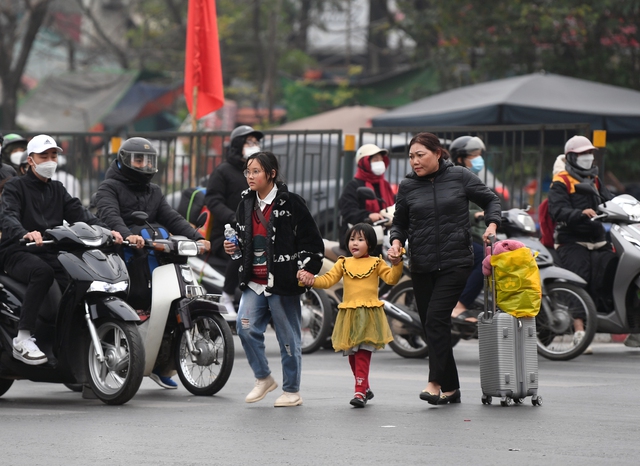 Người dân ùn ùn đổ về Thủ đô, cửa ngõ phía nam thành phố ùn tắc nhiều điểm - Ảnh 1.