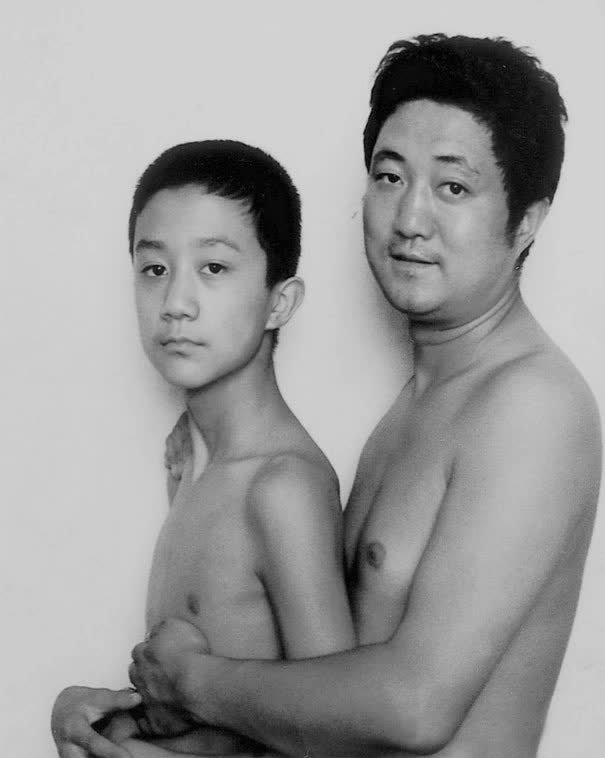Chụp đúng một dáng cùng con trai trong 28 năm, người cha lưu giữ sự lớn lên của con bằng bộ ảnh cảm động - Ảnh 14.