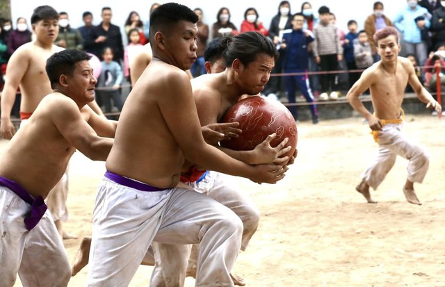 Trai làng Thuý Lĩnh, Hà Nội so tài đọ sức trong lễ hội vật cầu đầu năm - Ảnh 1.