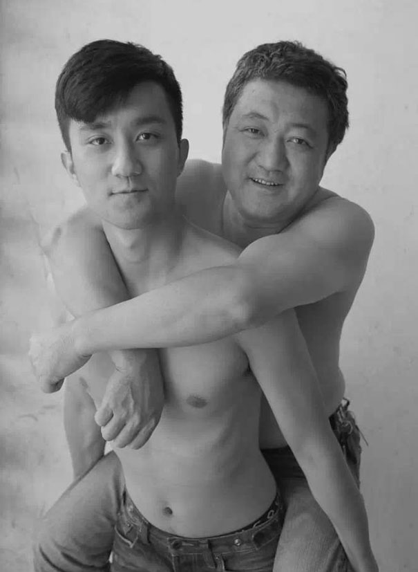 Chụp đúng một dáng cùng con trai trong 28 năm, người cha lưu giữ sự lớn lên của con bằng bộ ảnh cảm động - Ảnh 29.