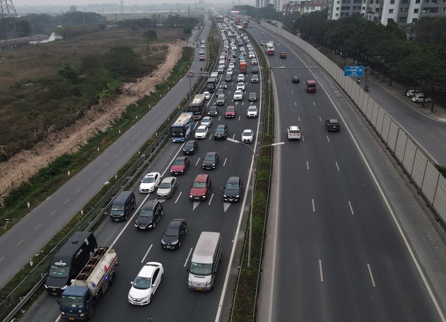 Người dân ùn ùn đổ về Thủ đô, cửa ngõ phía nam thành phố ùn tắc nhiều điểm - Ảnh 15.