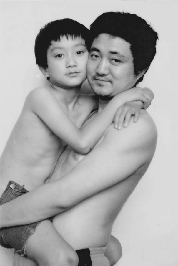 Chụp đúng một dáng cùng con trai trong 28 năm, người cha lưu giữ sự lớn lên của con bằng bộ ảnh cảm động - Ảnh 11.