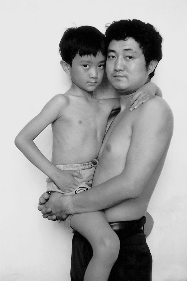 Chụp đúng một dáng cùng con trai trong 28 năm, người cha lưu giữ sự lớn lên của con bằng bộ ảnh cảm động - Ảnh 10.