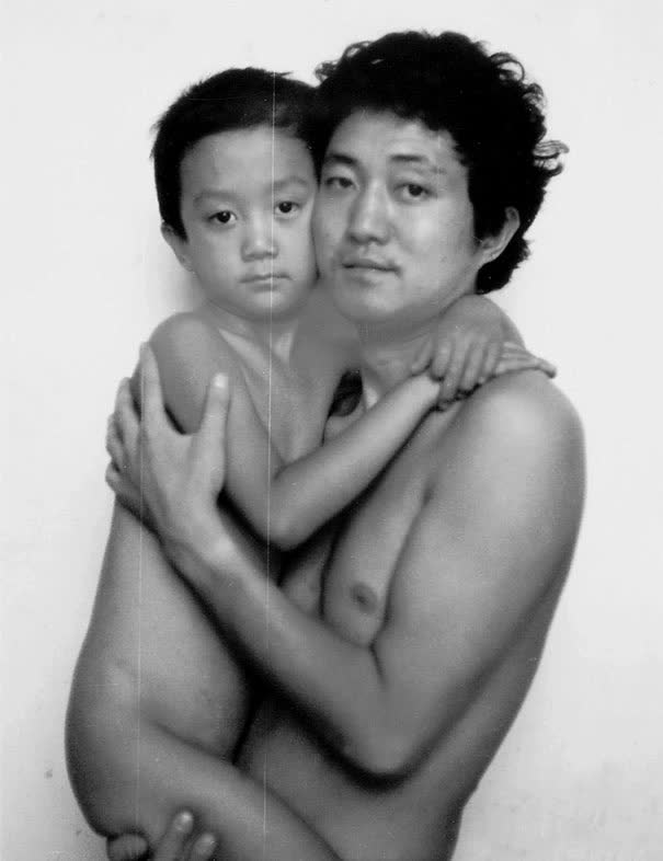 Chụp đúng một dáng cùng con trai trong 28 năm, người cha lưu giữ sự lớn lên của con bằng bộ ảnh cảm động - Ảnh 9.