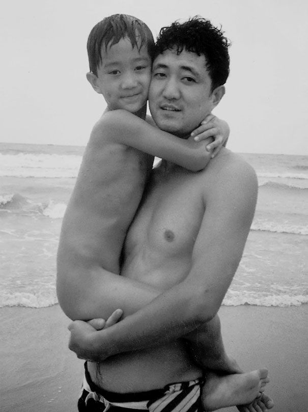 Chụp đúng một dáng cùng con trai trong 28 năm, người cha lưu giữ sự lớn lên của con bằng bộ ảnh cảm động - Ảnh 8.