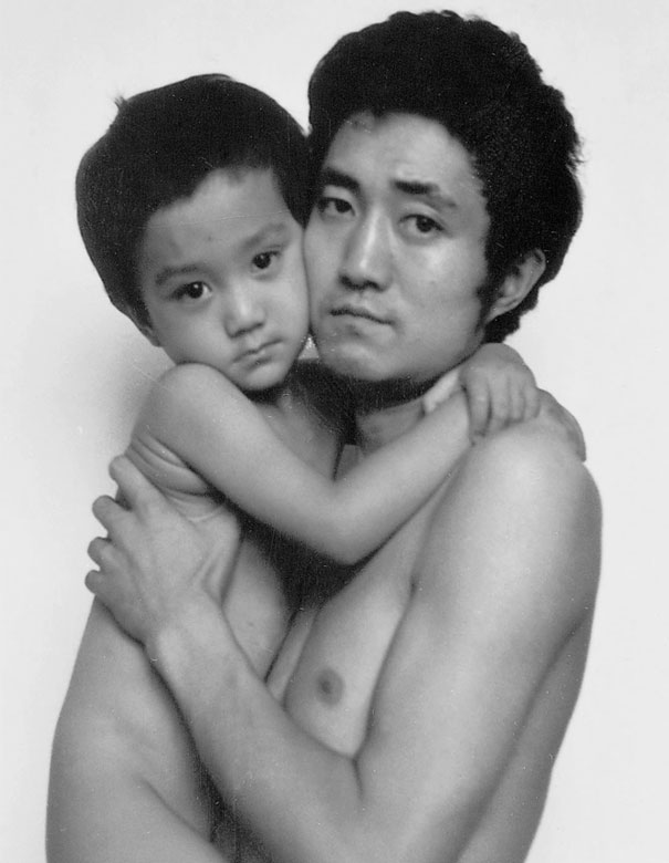 Chụp đúng một dáng cùng con trai trong 28 năm, người cha lưu giữ sự lớn lên của con bằng bộ ảnh cảm động - Ảnh 5.